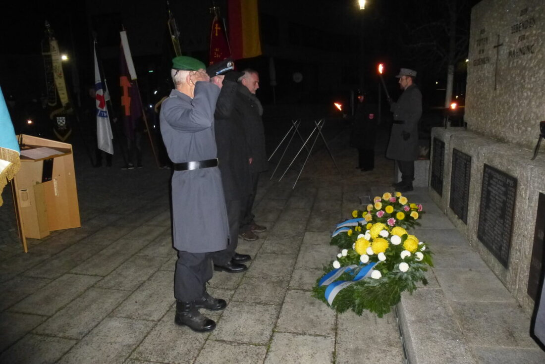 Weiherhammer. Pfarrer Varghese betonte beim Gedenkgottesdienst für die Kriegsopfer die Wichtigkeit der Erinnerungskultur. Bürgermeister Ludwig Biller sprach von der Bedeutung des Volkstrauertags für Frieden und die Achtung aller Menschen.