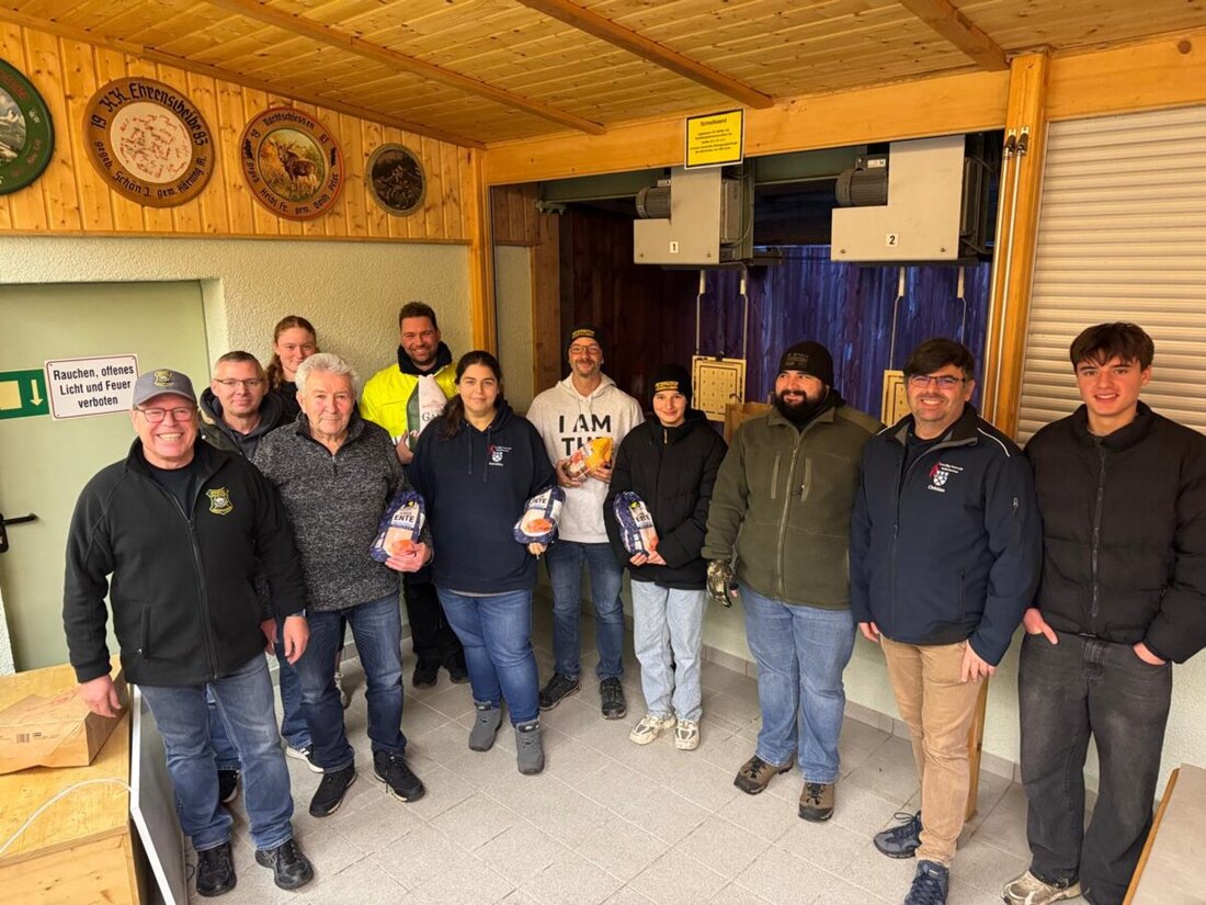 Weiherhammer. Das traditionelle Geflügelschießen der SSG Weiherhammer zog viele Teilnehmer an, die in Teams um Weihnachtsbraten konkurrierten. Insgesamt wurden 22 Gockel, 28 Enten und 29 Gänse gewonnen.