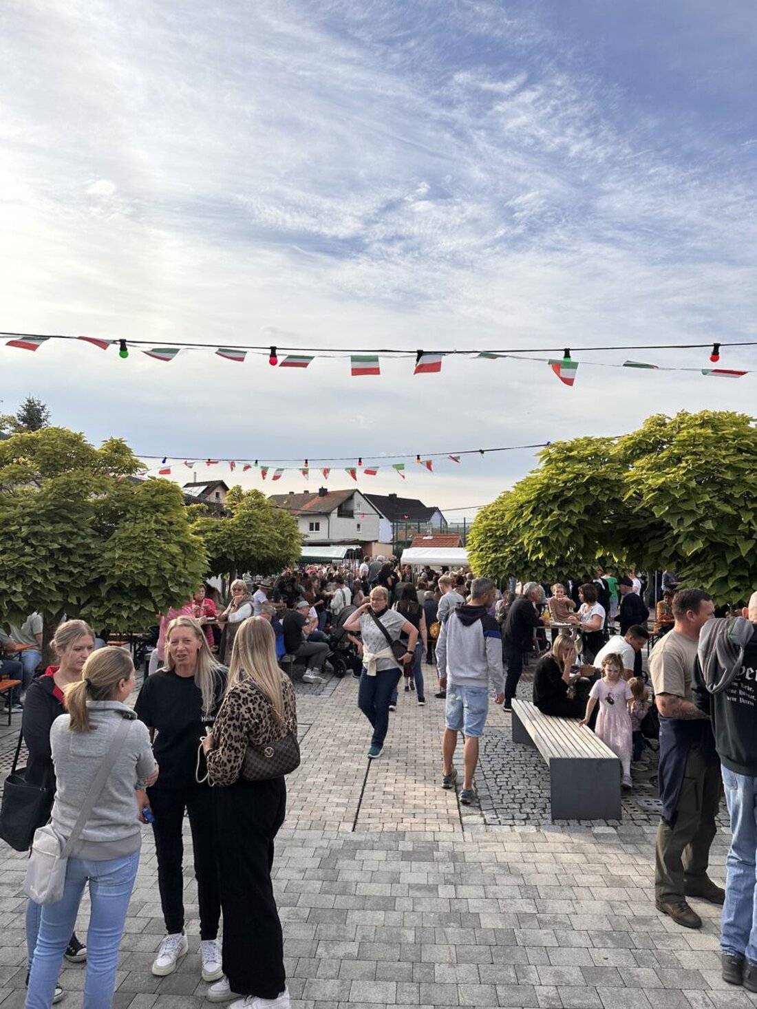 Weiherhammer. Der Italienische Abend in der Mittelschule Weiherhammer wurde von vielen Besuchern genossen, die kulinarische Köstlichkeiten aus Italien und Musik von Gianni Carerra erlebten. Die Veranstaltung stärkte die Gemeinschaft der örtlichen Vereine und hinterließ Vorfreude auf die nächste ähnliche Veranstaltung im Jahr 2027.