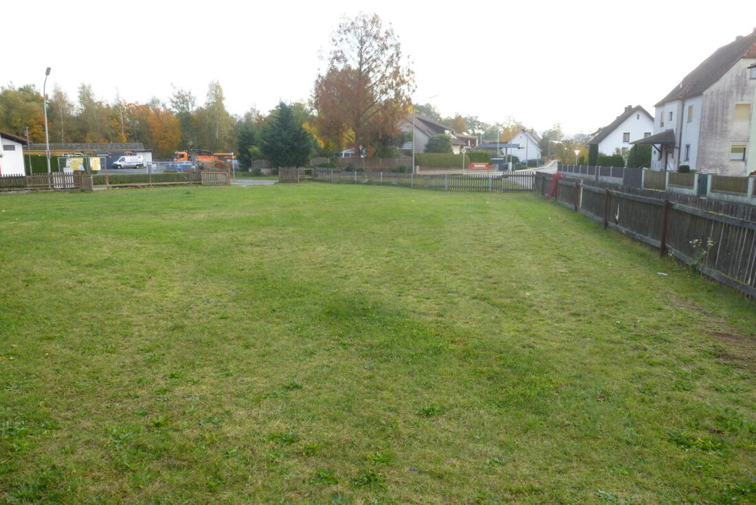 Weiherhammer. Der Gemeinderat beschließt den Verkauf von Grundstücken, um Wohnraum zu schaffen, und diskutiert verschiedene Bauprojekte sowie die Verschiebung der Sanierung der Hubertus-Straße ins Frühjahr.