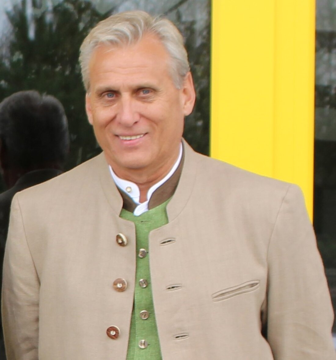 Weiherhammer. Rund 500 Menschen nahmen am Samstag Abschied von Georg Schätzler, der für sein Engagement im Gemeinschaftsleben geschätzt wurde. Er hinterlässt eine Familie und eine beeindruckende Laufbahn als Unternehmer und in zahlreichen Vereinen.