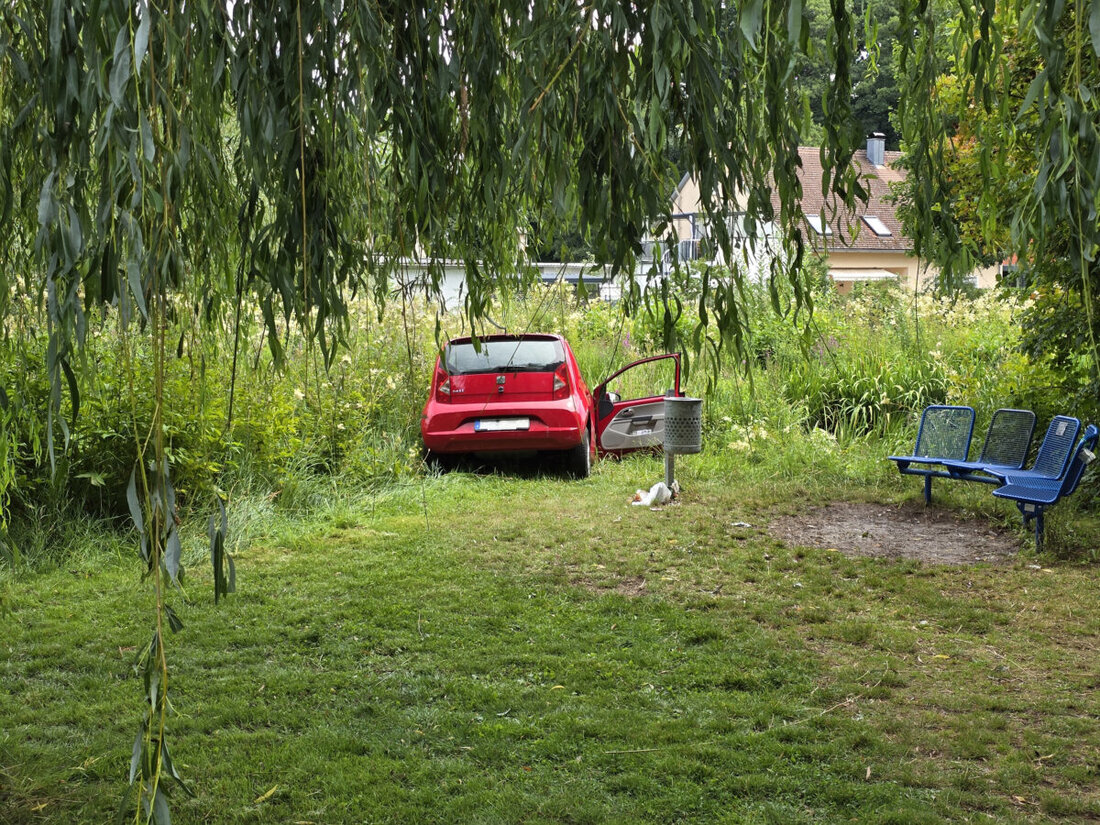 Sulzbach-Rosenberg. Am Dienstag um 12 Uhr, fuhr ein 67-jähriger Autofahrer aus seiner Hofeinfahrt Am Stadtpark und erlitt dabei einen Schwächeanfall. Das Fahrzeug fuhr daraufhin ungebremst über die Straße in einen gegenüberliegenden Weiher im Stadtpark und tauchte mit der Fahrzeugfront ins Wasser ein.