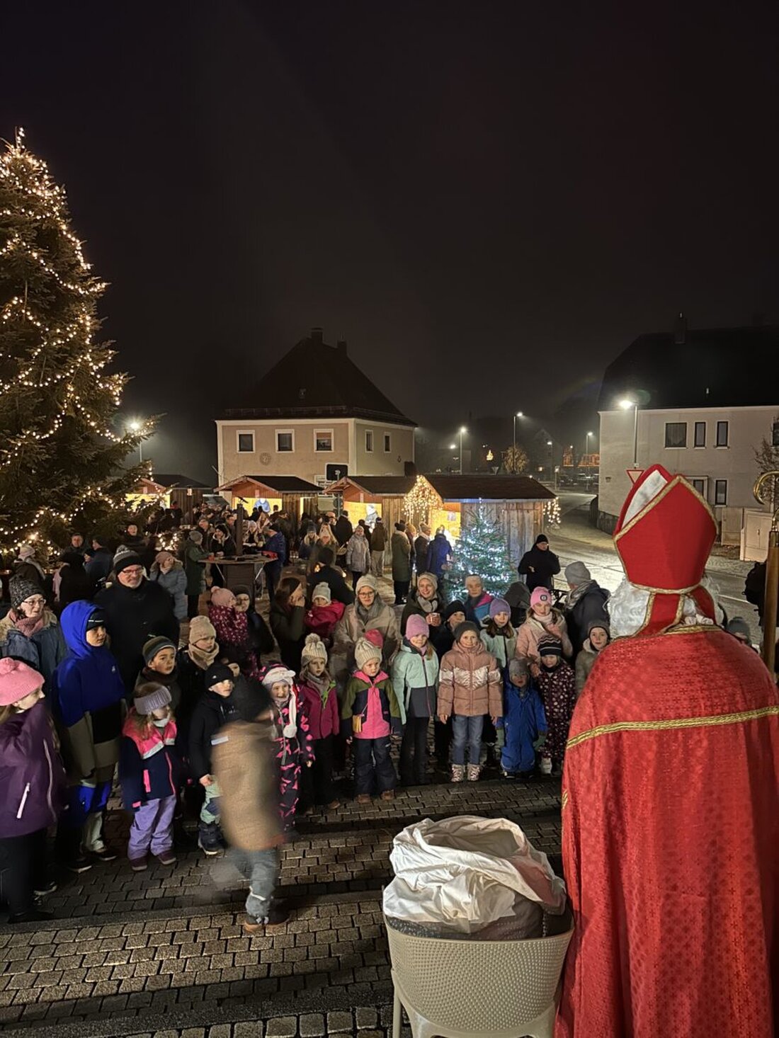 Weiherhammer. Am Samstag lud die Junge Union Weiherhammer erneut zu „Weihnachten am Beckenweiher“ auf den Rathausplatz ein. Trotz vereinzelter Regentropfen meinte es das Wetter gut mit den Organisatoren: Die Gäste konnten den Weihnachtsmarkt weitgehend trocken und bei bestem Weihnachtsmarktwetter genießen.