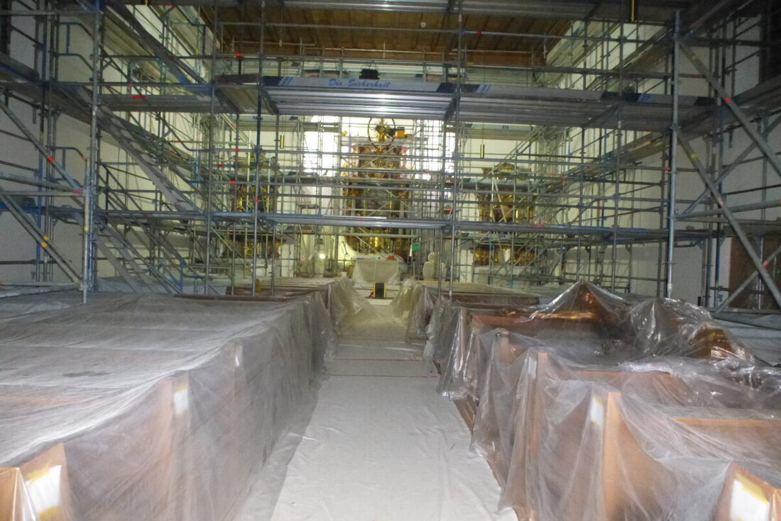 Kaltenbrunn.
Die Innenrenovierung der Pfarrkirche St. Martin geht dem Ende zu.
Ab Weihnachten kehren die Messen zurück, ab 8. Dezember fällt das Gerüst und die Orgel wird aufgebaut; Karl Bauer warnt vor sinkenden Kollekten.