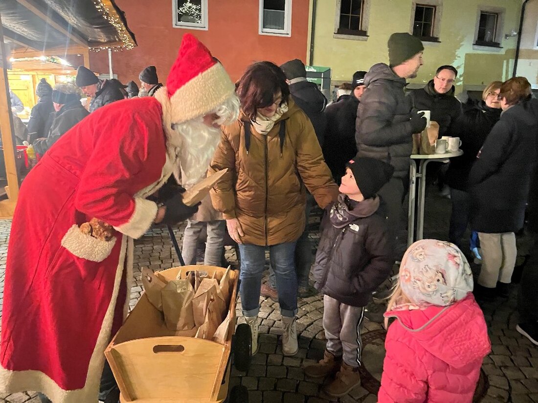 Floß. Glühwein, Bratwurst und weihnachtliche Klänge sorgten beim SPD-Marktadvent für stimmungsvolle Stunden. Der Evangelische Posaunenchor spielte, der Weihnachtsbaum leuchtete und die Kinder warteten auf den Nikolaus.
