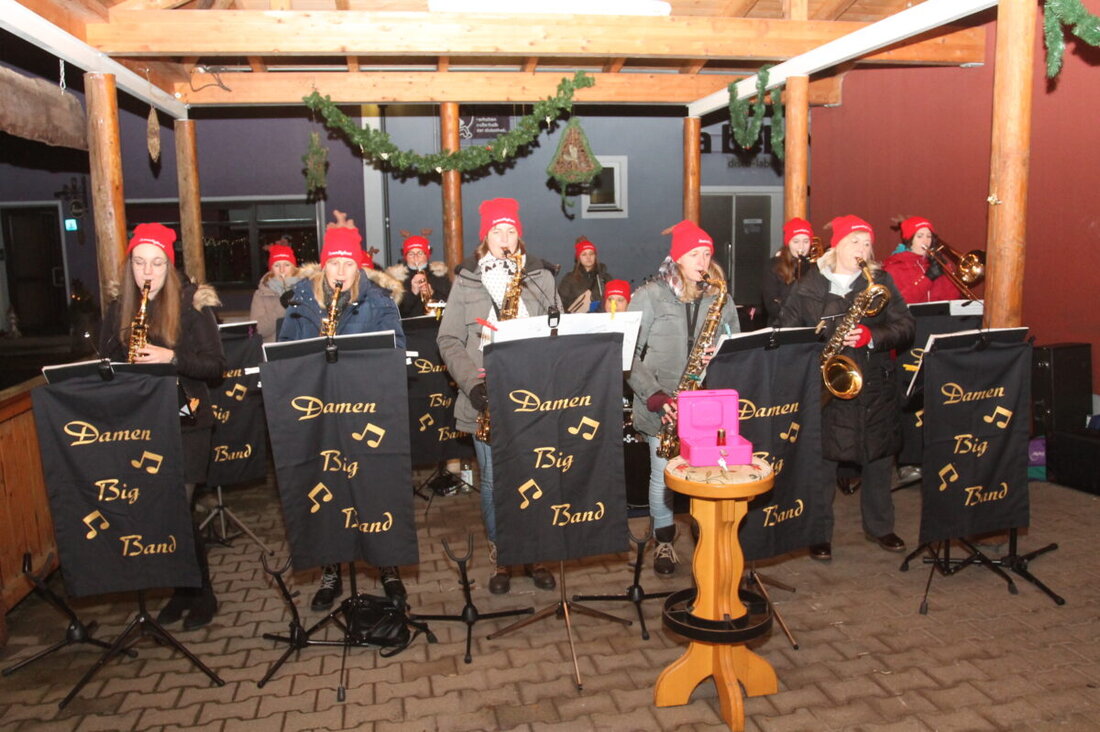 Waidhaus. Trotz fehlenden Schnees genossen viele Besucher die Weihnachts-Swing-Serenade der Damen-Bigband im Biergarten der Pizzeria "Fünferl".