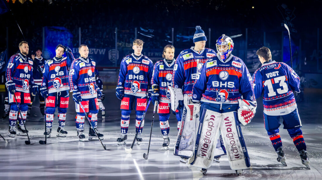 Weiden. Die Spielerfrauen und Spieler der Blue Devils Weiden starten in der Adventszeit eine Spendenaktion für die Kinderklinik Weiden. Unter dem Motto "Plätzchen & Geschenke für Kinderhelden" möchten sie Kindern, die Weihnachten im Krankenhaus verbringen, eine Freude bereiten.