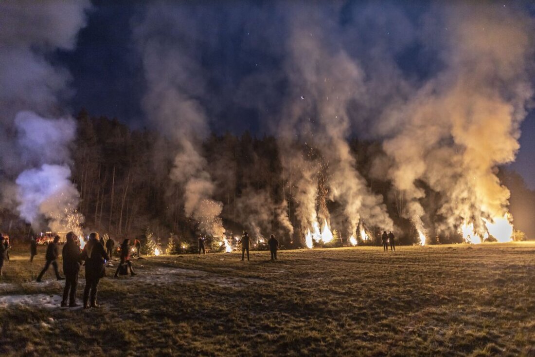 Störnstein. Gegner der geplanten Stromtrasse "Süd-Ost-Link" haben sich am Samstagabend in Störnstein zu einer Protestveranstaltung getroffen. Zusammen entzündeten die Aktivisten hunderte ausgediente Christbäume, um ihrem Widerstand gegen das Monsterprojekt Ausdruck zu verleihen.