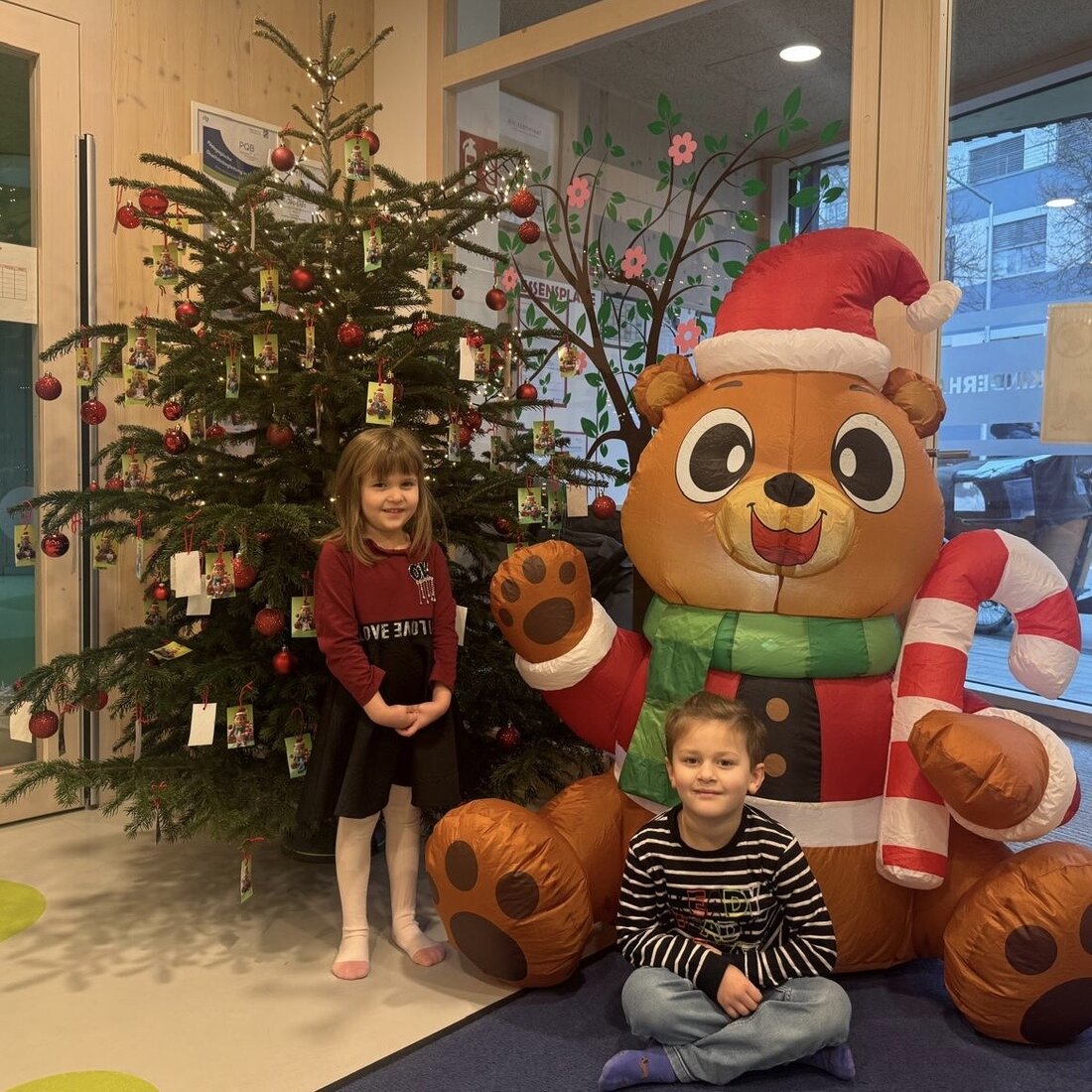 Regensburg. Der Old Table 232 und der Round Table 32 spendeten dem Johanniter-Kinderhaus „Hochhinaus“ einen Weihnachtsbaum. Er schmückt den Eingang, behangen mit Fotos aller Kinder. Zudem sammeln die Clubs Spenden.
