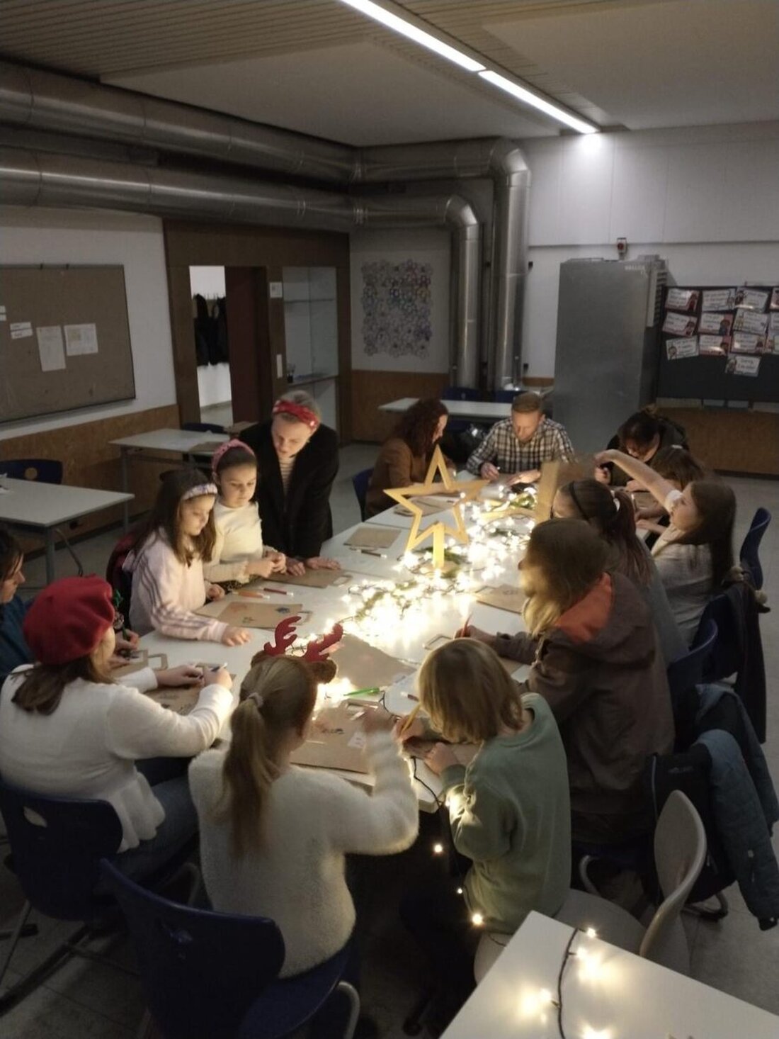 Eschenbach. Am Donnerstag, den 11. Dezember 2025, feierte die Wirtschaftsschule eine stimmungsvolle Weihnachtsfeier für die fünften und sechsten Klassen. Von 17 bis 19 Uhr gab es Tanz, Workshops sowie Waffeln und Punsch.