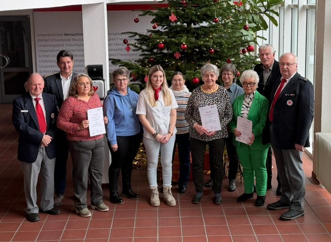 Weiden. Der BRK Kreisverband Weiden und Neustadt/WN feierte gemeinsam eine Weihnachtsfeier. Dabei wurden langjährige Gruppenleitungen geehrt, darunter Lotte Hofmann für 30 Jahre. Kreisgeschäftsführer Sandro Galitzdörfer dankte.