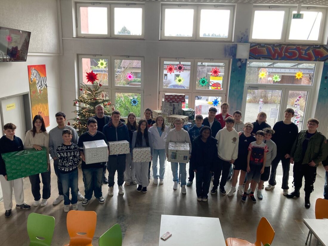 Eschenbach. Schüler der Wirtschaftsschule beteiligten sich am letzten Schultag vor den Weihnachtsferien erneut an der Johanniter-Weihnachtstrucker-Aktion. 