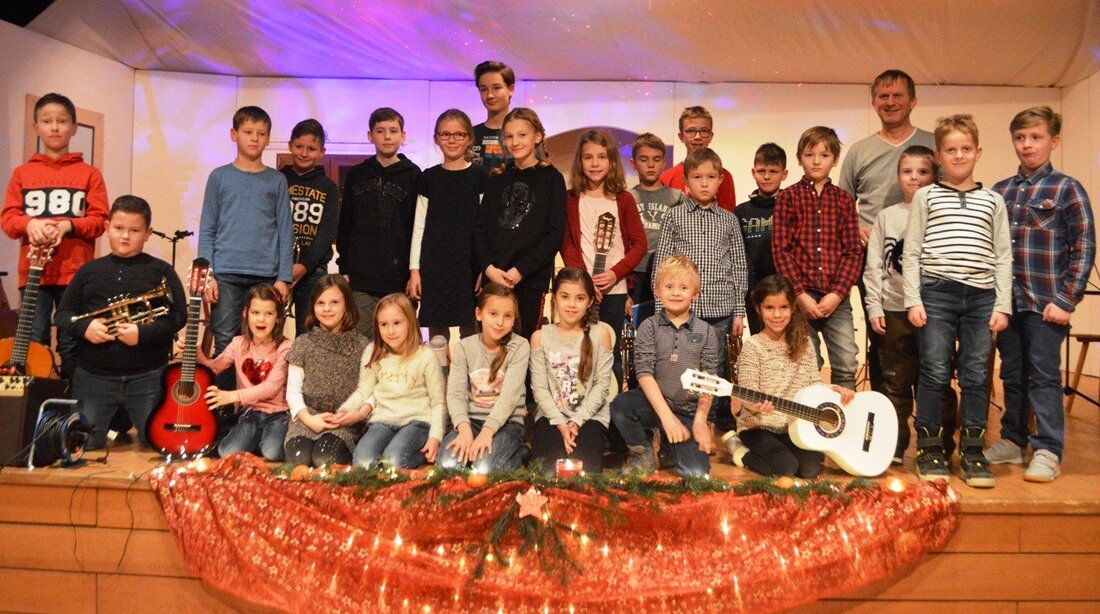 Grafenwöhr. Lichter funkelten und Kerzen warfen einen zarten Schein. Der Jugendheimsaal zeigte sich in einem weihnachtlichen Gewand – passend zum kleinen Weihnachtskonzert mit Benno Englharts Musikschülern. Zahlreiche Eltern, Angehörige und [&hellip;]