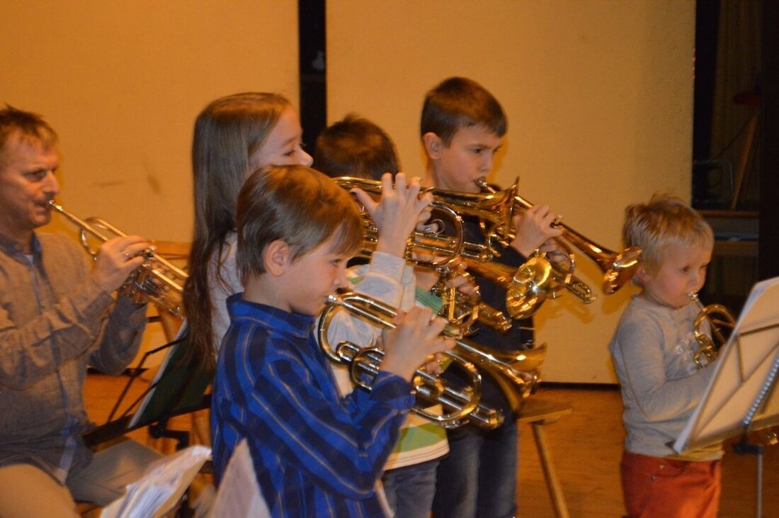 Grafenwöhr. Da konnten sich Eltern in der “staden Zeit” zurücklehnen: Bei einem Weihnachtskonzert lauschten sie der Musik ihrer Kinder, die sie mit Musiklehrer Benno Englhart im großen Jugendheimsaal präsentierten. Von Doris [&hellip;]