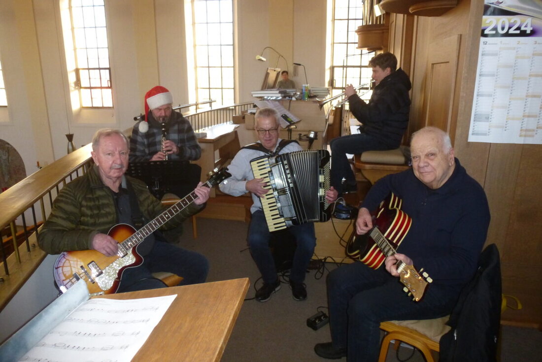 Weiherhammer. Der Männergesangverein 1914 Mantel und das Instrumentalquintett beschenkten am 2. Weihnachtsfeiertag rund 400 Besucher in der Pfarrkirche Heilige Familie mit einem Konzert. 