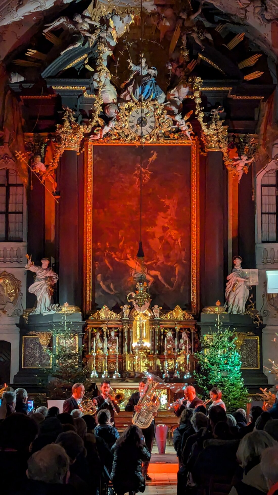 Regensburg. Am Sonntag, 14. Dezember, 17 Uhr, erfüllt Harmonic Brass die Basilika St. Emmeram mit Klängen von Vivaldi bis Bach. Andreas Binder führt charmant durch das Programm; Glühwein und Lebkuchen runden den Abend ab.