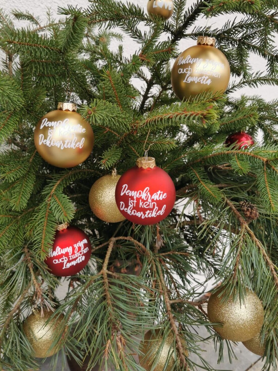 Amberg. Der Arbeitskreis Kultur und Religion startet eine Weihnachtsaktion: Ab dem 5. Dezember hängen bei der Bleichwiese Kugeln mit Botschaften zu Demokratie und Haltung. Wer eine findet, darf sie pflücken und mitnehmen.