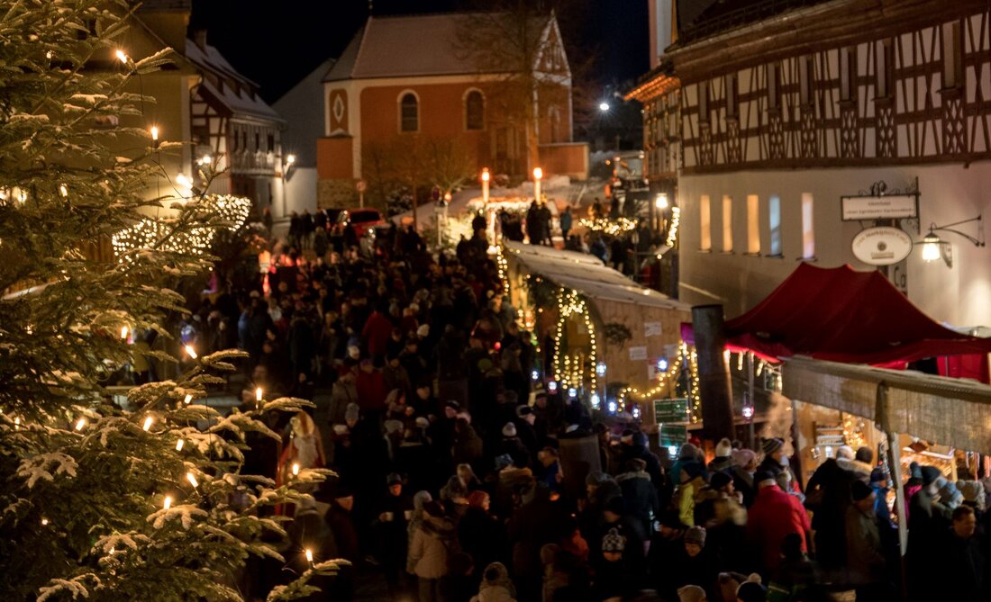 Weiden/Neustadt/WN/Tirschenreuth. Weihnachten naht: Damit startet auch die Weihnachtsmarkt-Saison! Hier ein Überblick zu allen Advents-, Weihnachts- und Christkindlmärkten der Nordoberpfalz 2019.  So. viele. Weihnachtsmärkte! Damit du im Lichterglanz zwischen Plätzchenduft und [&hellip;]