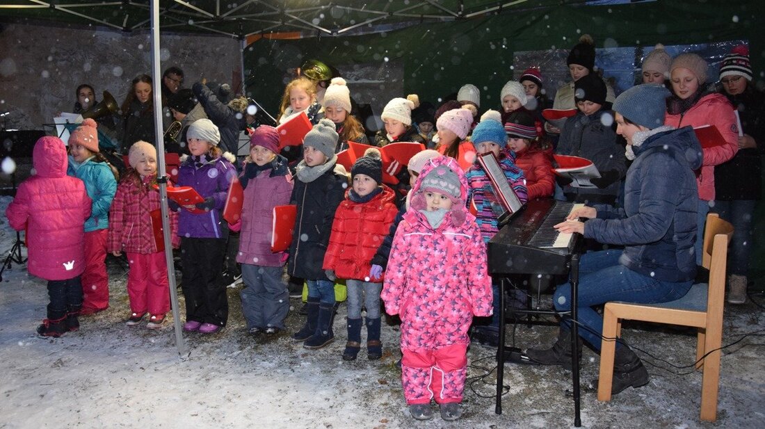 Waldthurn. Pünktlich zum Beginn des Advents kam der Schnee und verwandelte den kleinen aber feinen Adventsmarkt der Freien Wähler in Waldthurn ein „Winterweihnachtsland“. Jürgen Götz, der Vorsitzende der Freien Wähler, und [&hellip;]
