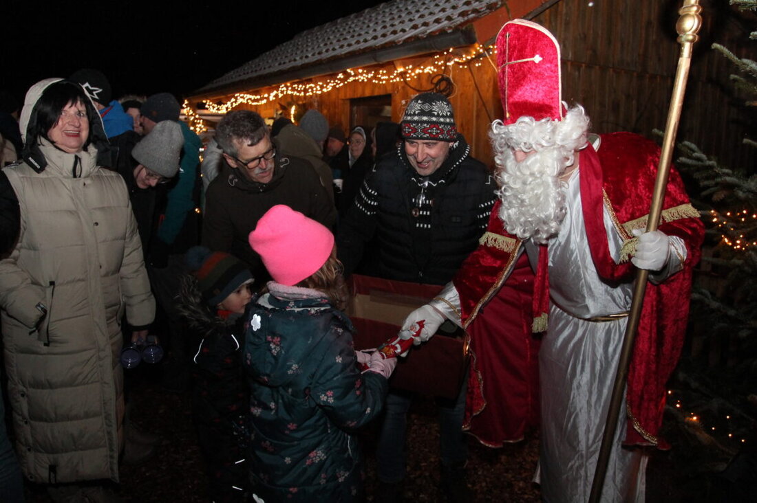 Georgenberg. Der Weihnachtsmarkt im Garten der Familie Wüst lockte Besucher aus verschiedenen Landkreisen und war bekannt für seine großzügigen Spenden für ein rumänisches Kinderheim.