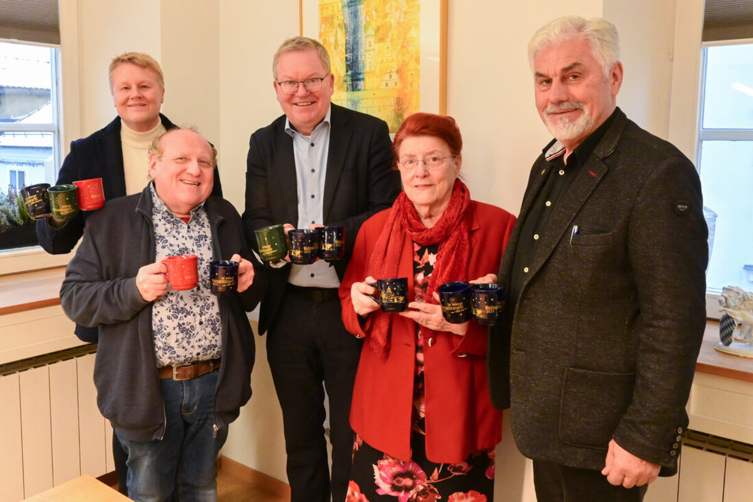 Amberg. Zum Start des 38. Weihnachtsmarkts präsentiert die Park- und Werbegemeinschaft die neue dunkelblaue Tasse mit der Kirche Maria Schnee; Glühwein bleibt bei vier Euro, Pfand bei zwei Euro. Adventsstimmung garantiert.