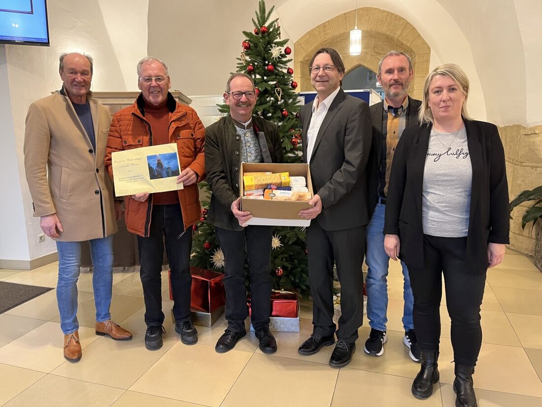 Amberg-Sulzbach. Das Landratsamt erhielt 50 Pakete für sozial Schwächere von DAGA, gefüllt mit Lebensmitteln und Süßigkeiten. Die Pakete, finanziert vom Erlös des deutsch-amerikanischen Volksfests, werden vor Weihnachten verteilt.