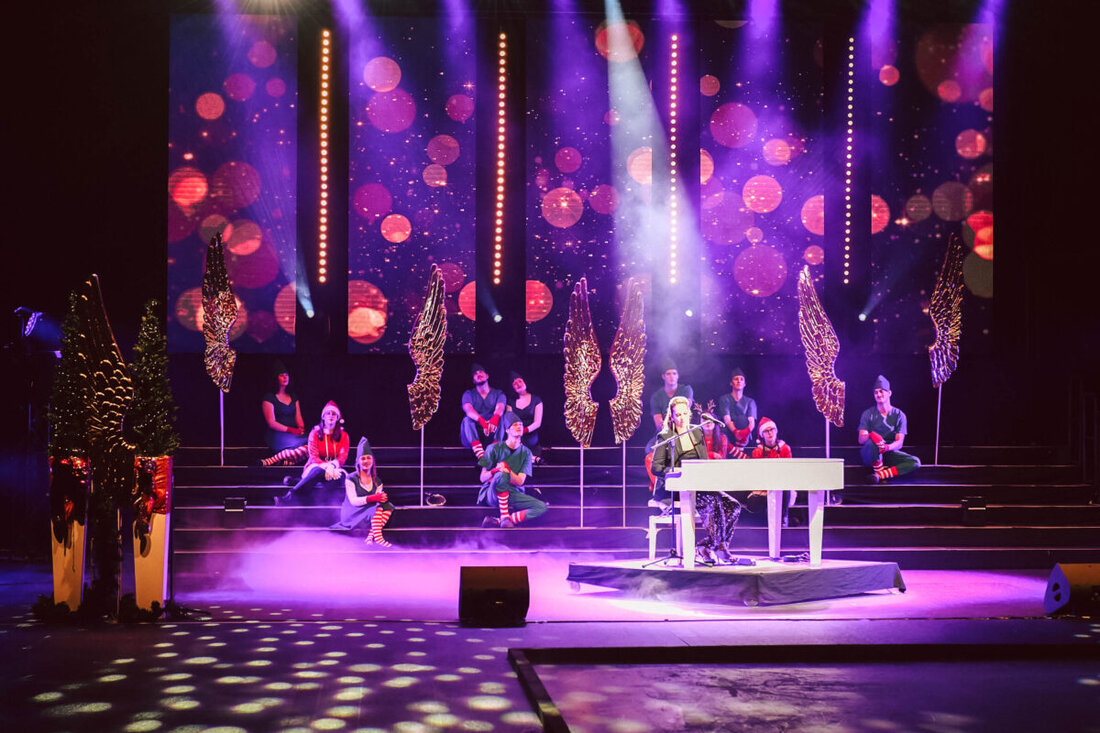 Regensburg.  Das Regensburger Weihnachtssingen 2024 sammelte 216.368 Euro für das Zentrum "Theo Ostbayern", das tiergestützte Therapien für Menschen mit Behinderungen anbietet. Vor fast 3.000 Zuschauern sorgten unter anderem "The Voice"-Gewinnerin Jennifer Lynn.