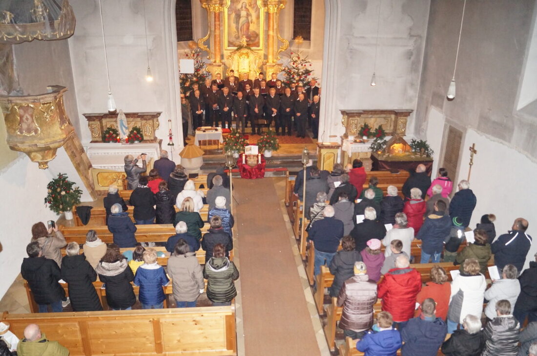 Weihern. In der Pfarrkirche St. Margareta erfüllte das Weihnachtssingen des Männergesangverein Gemütlichkeit Weihern den Raum mit festlichen Klängen.