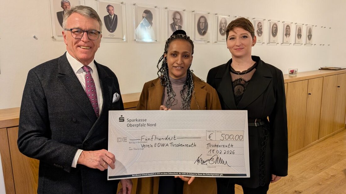Tirschenreuth. Alljährlich lässt die Stadt Tirschenreuth im Rahmen einer Weihnachtsspendenaktion einem Tirschenreuther Verein eine Zuwendung in Höhe von 500 Euro zukommen. Dieses Mal kommt das Geld dem äthiopischen Verein EDWA, der 2025 in Tirschenreuth gegründet wurde, zugute.