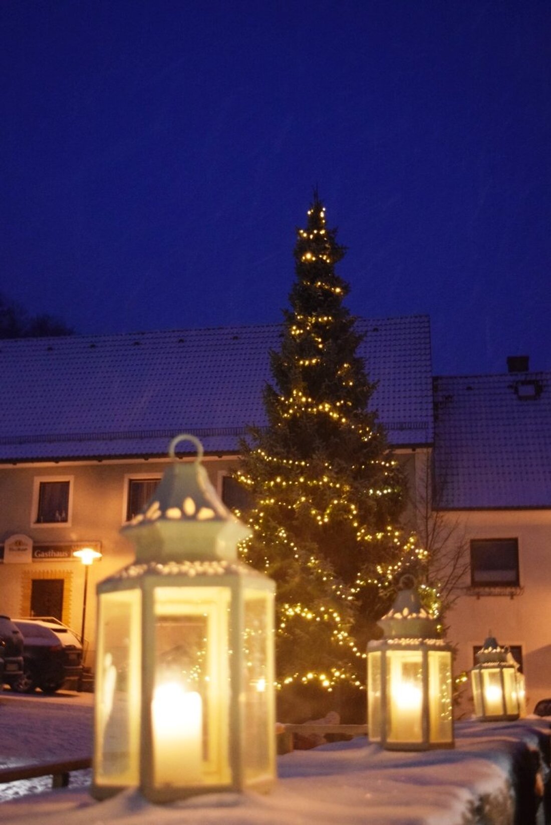 Parkstein. Die Marktgemeinde Parkstein sucht für die diesjährige Adventszeit noch einen Weihnachtsbaum für den Marktplatz. Grundstückseigentümer, die einen geeigneten Christbaum für Parkstein haben, werden gebeten, sich mit der Marktgemeinde in [&hellip;]