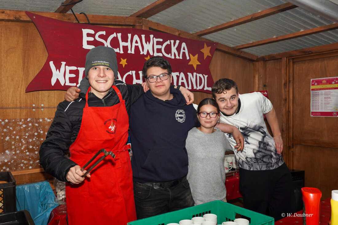 Windischeschenbach. Am ersten Advent wurde am Rathausplatz offiziell die diesjährige Saison des traditionellen Weihnachtsstandls eröffnet.