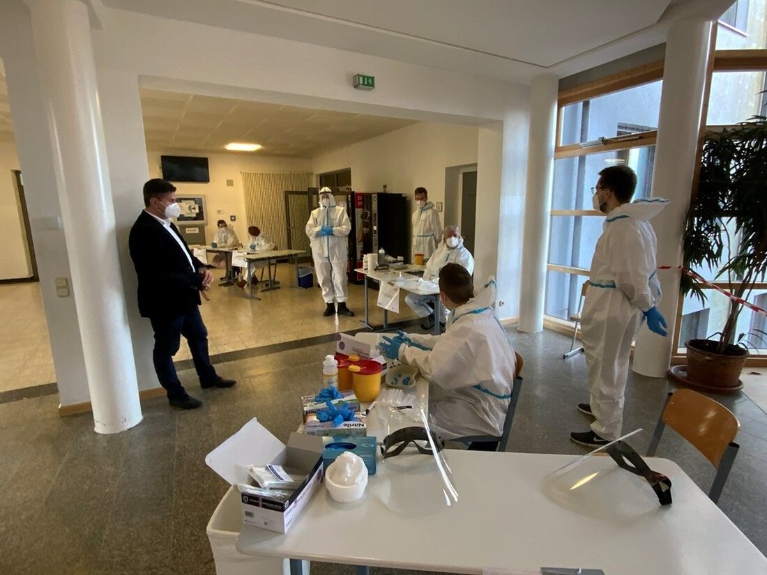 Weiden. Auch Oberbürgermeister Jens Meyer dankte den rund 80 freiwilligen Helferinnen und Helfern des BRK für die über die Feiertage durchgeführte Testaktion. Über die Weihnachtsfeiertage bot das BRK Corona-Schnelltests für [&hellip;]