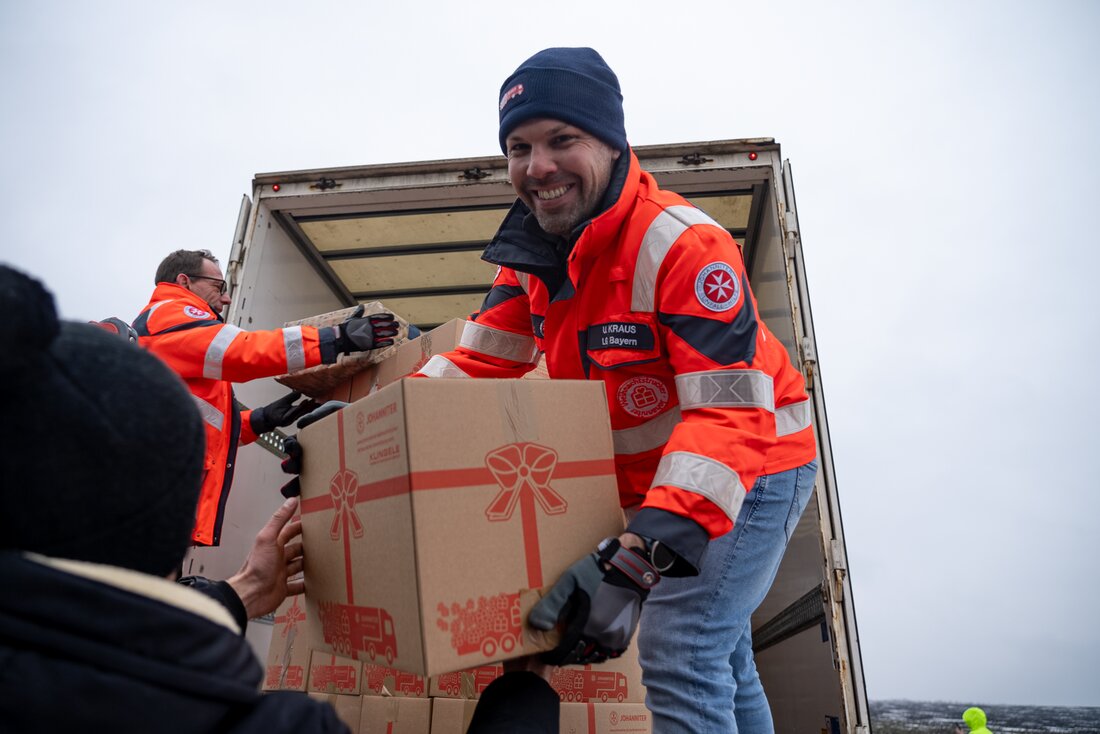 Weiden. Bis 13. Dezember findet die Johanniter-Weihnachtstrucker-Aktion statt, bei der Pakete für Bedürftige gesammelt werden. Spenden und virtuelle Päckchen sind ebenfalls Teil der Aktion, um Menschen in Not zu unterstützen.