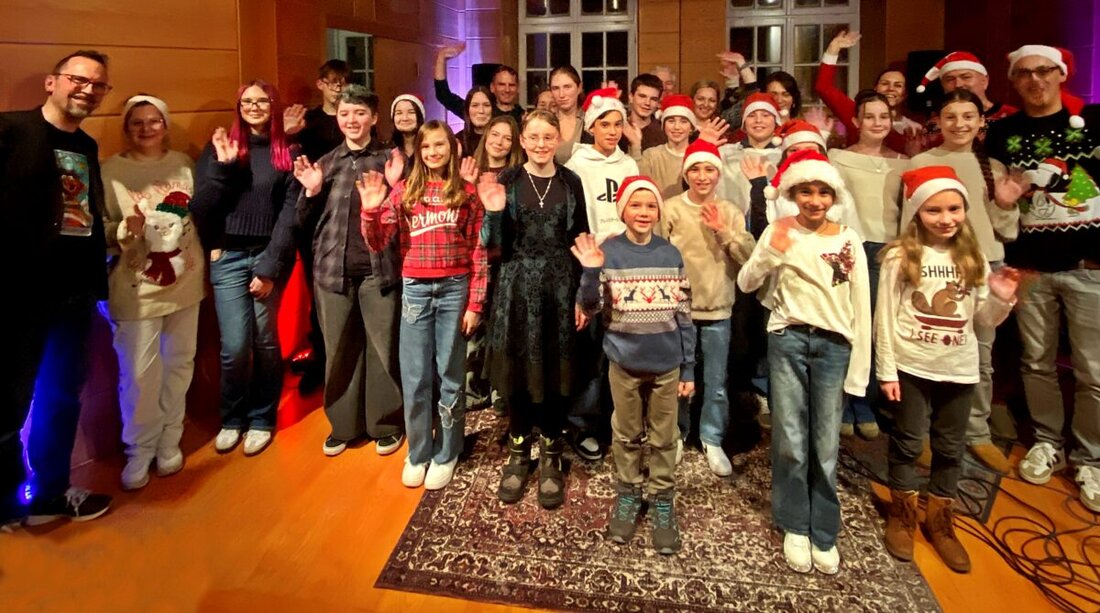 Weiden. Volles Haus und festliche Stimmung beim Weihnachtsvorspiel der Pop- und Rockabteilung an der Franz-Grothe-Schule. Von den Jüngsten bis zu den Fortgeschrittenen begeisterten Drumline, Solos und Bands mit viel Spielfreude.