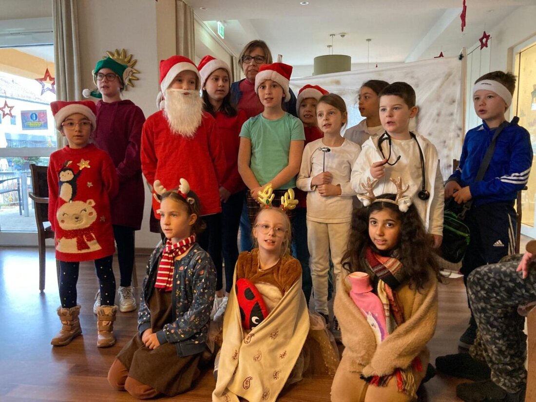 Wenzenbach. 14 Kinder des Johanniter-Kinderhorts Irlbach erfreuten mit einer weihnachtlichen Theateraufführung die Senioren im Haus Josef am 12. Dezember. Das Stück sorgte für Freude und festliche Stimmung bei den Bewohnern.