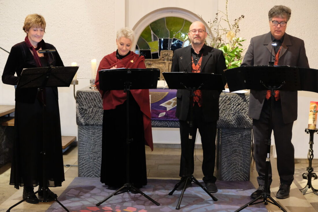 Eschenbach. Das Bonifaci-Quartett begeisterte mit weihnachtlichem Vokalkonzert in der Kreuzkirche durch ein vielfältiges Programm, das klassische bis moderne Chorsätze umfasste. Besucher erlebten kostenfrei emotionales Singen mit weltweitem Weihnachtsrepertoire, begleitet von spirituellen Impulsen.