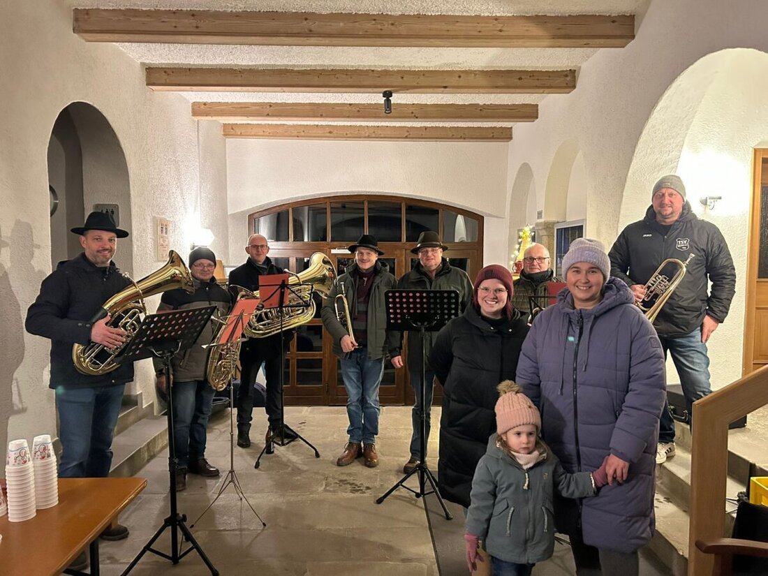 Eslarn. Musikalischer Glanz und dampfende Tassen: Auch an diesem Heiligabend verwandelte sich der Rathausvorplatz in einen Ort der Begegnung. Trotz widriger Wetterbedingungen folgten zahlreiche Bürgerinnen und Bürger sowie Gäste der Einladung zum kostenlosen Ausschank von Glühwein und Kinderpunsch – eine Geste, die Herzlichkeit in die besinnlichen Stunden vor der Bescherung brachte.