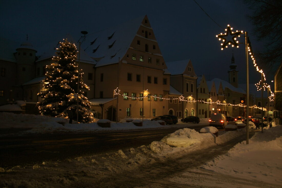 Neustadt. Die Stadt wird an den Adventssonntagen mit verschiedenen Weihnachtsmärkten zum winterlichen Märchen, beginnend am 1. Advent, dem 1. Dezember 2024. Leckereien, Musik und Stände unterstützt von lokalen Vereinen und Schulen verwandeln den Platz vor dem Landratsamt in ein vorweihnachtliches Paradies.