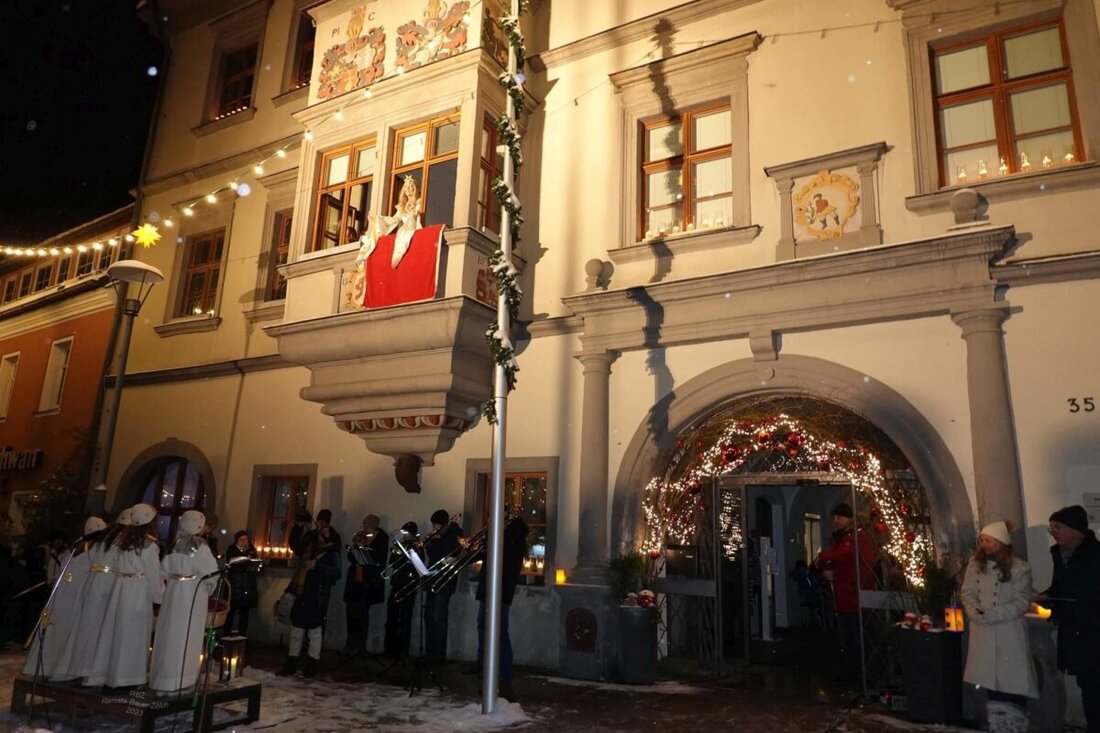 Tirschenreuth. Am 30. November 2024 erstrahlt der Obere Marktplatz in festlichem Glanz für den Besuch des Christkinds, begleitet von Musik und einer Sammlung von Wunschzetteln durch Engelchen.