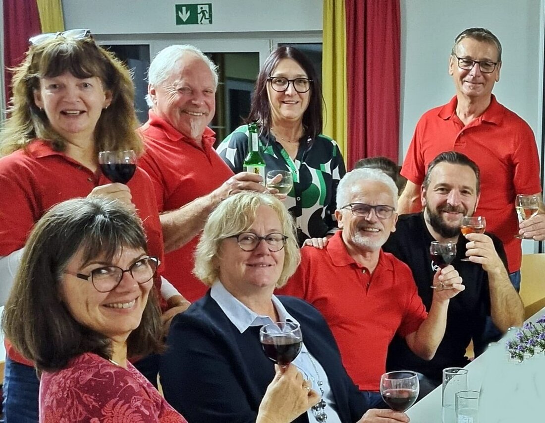 Bechtsrieth. Das SPD-Weinfest im Pfarrheim zog viele Besucher an, darunter drei Bürgermeister, und bot eine Vielfalt an Weinen sowie leckere Brotzeiten.