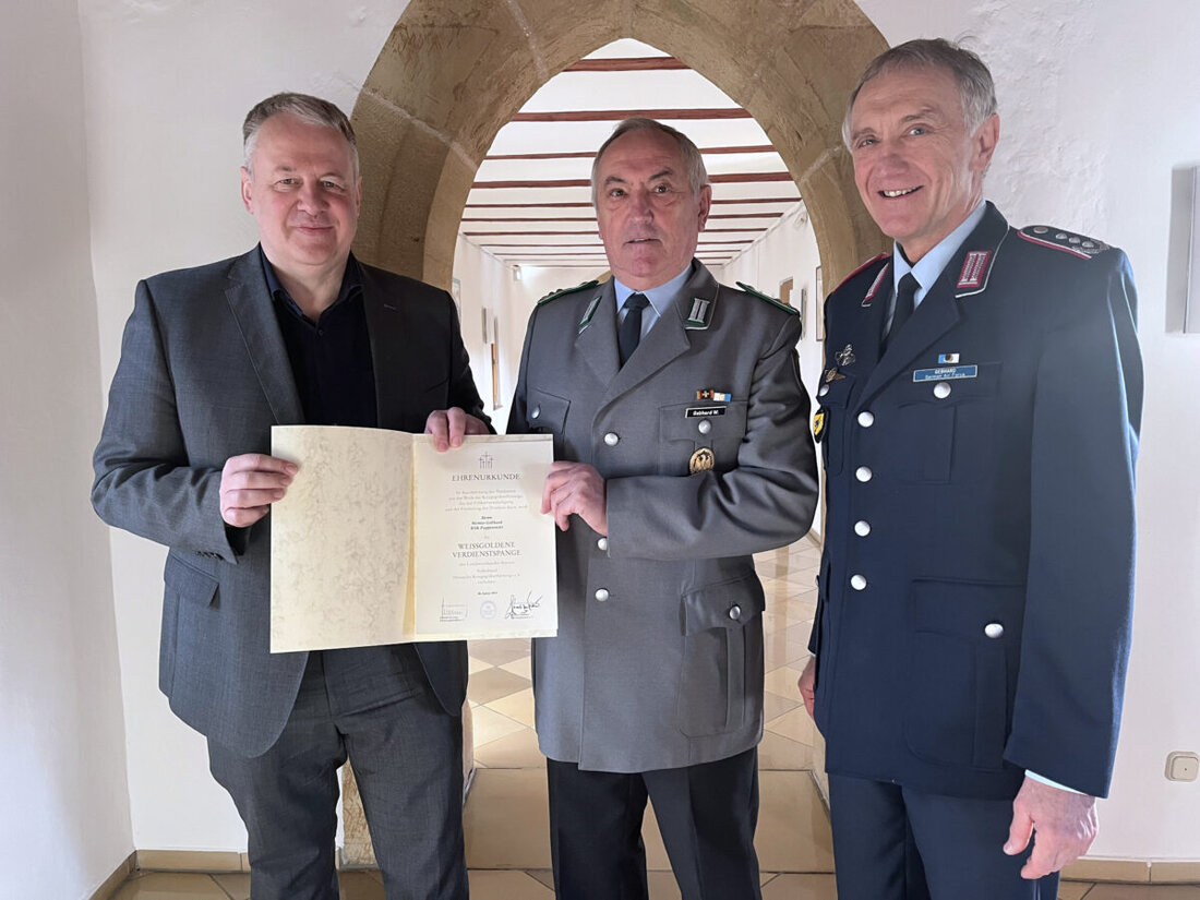 Poppenricht. Werner Gebhard erhielt für seine langjährige ehrenamtliche Tätigkeit beim Volksbund Deutsche Kriegsgräberfürsorge die Weißgoldene Verdienstspange. Diese seltene Auszeichnung ist eine Ehrung für seine Spendensammlungen und sein Engagement.