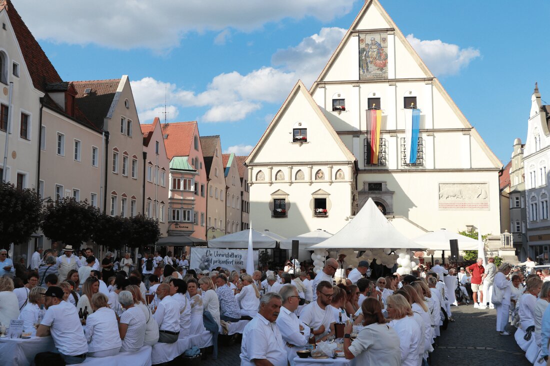 Weiden. Das Stadtmarketing Weiden veranstaltet am 6. Juni von 17 Uhr bis 22 Uhr in der Weidener Altstadt ein "Dîner en blanc" mit Musik, Tanz und Gastronomie. Zum Programm gehören Auftritte von "Exactly like two", eine weiße Cocktailbar sowie ein Einkaufsabend bis 20.00 Uhr.