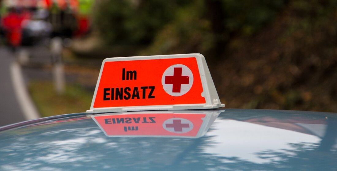 Vohenstrauß. Vor wenigen Minuten ereignete sich in Vohenstrauß, Bahnhofstraße, ein schwerer Verkehrsunfall mit einem Fahrradfahrer. Der Fahrradfahrer fuhr in die Hauptstraße ein und missachtete dabei die Vorfahrt eines Autos. Der [&hellip;]