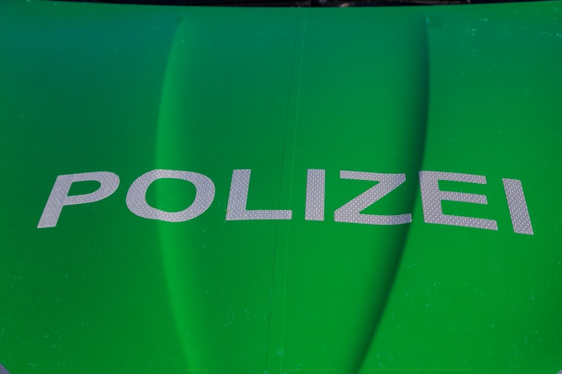 Pullenreuth. Am Freitagnachmittag überfuhr ein alkoholisierter Mann beim Ausparken einen bewusstlos am Boden liegenden Mann. Die Polizei sucht nach Zeugen zur Klärung des Unfallhergangs. Gegen 16.00 Uhr hatte ein Gast [&hellip;]