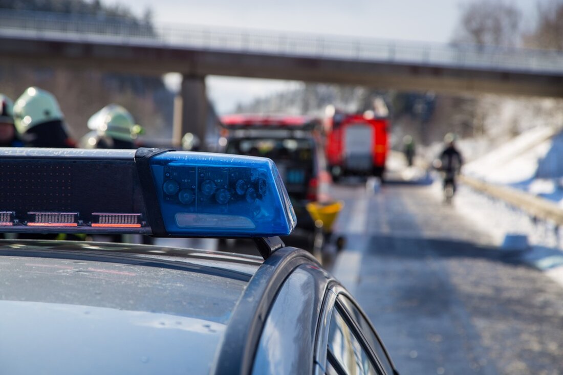 Leonberg. Die Rückkehr des Winters im Stiftland machte einer 18-jährigen Fahranfängerin zu schaffen. Auf eisglatter Fahrbahn verursachte das Mädchen einen Unfall, bei dem sie sich leicht verletzte und 3.500 Euro [&hellip;]