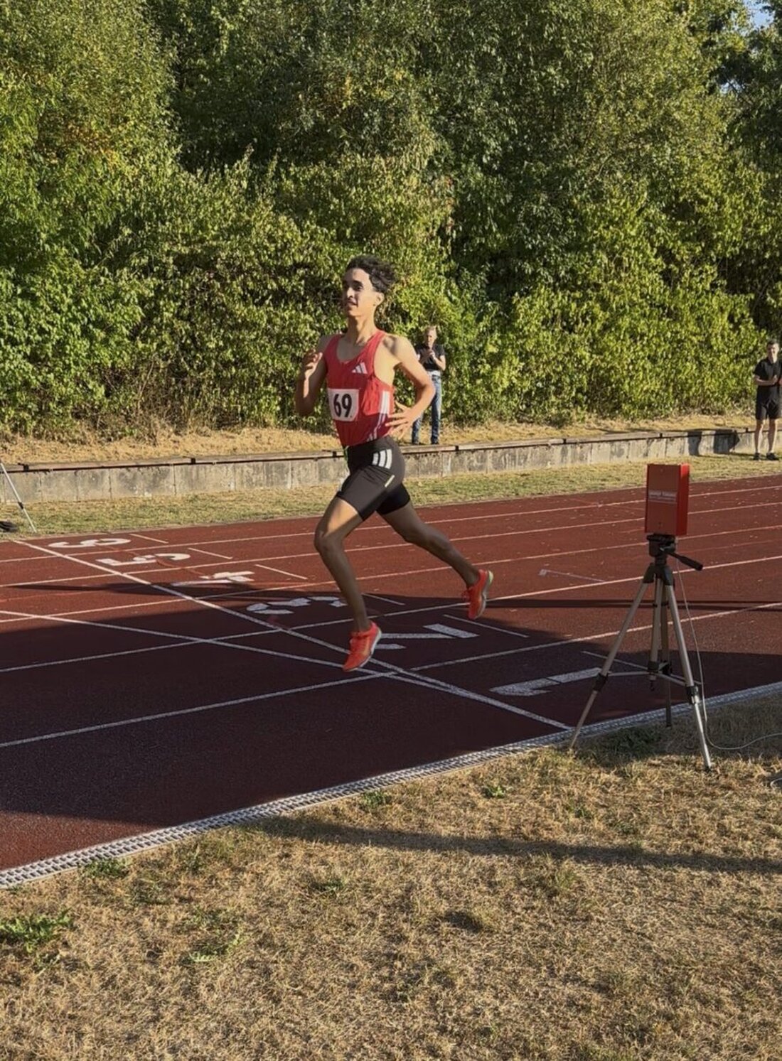 Neustadt/WN. Beim 38. Neustädter Läufermeeting am 7. und 9. August sorgte Hatim Ait Oulghazi mit 1:44,99 Minuten über 800 m für einen Stadionrekord, während Topläuferinnen und Topläufer Bestzeiten erzielten.
