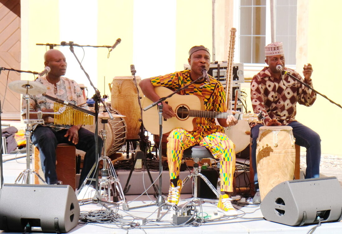 Speinshart. Über 300 Besucher erlebten ein faszinierendes Open-Air-Konzert von Adjiri Odametey im Kloster Speinshart, das traditionelle afrikanische Musik präsentierte. Musik, die verbindet und die heimischen Ohren mit weltmusikalischen Klängen und Rhythmen schmeichelte.