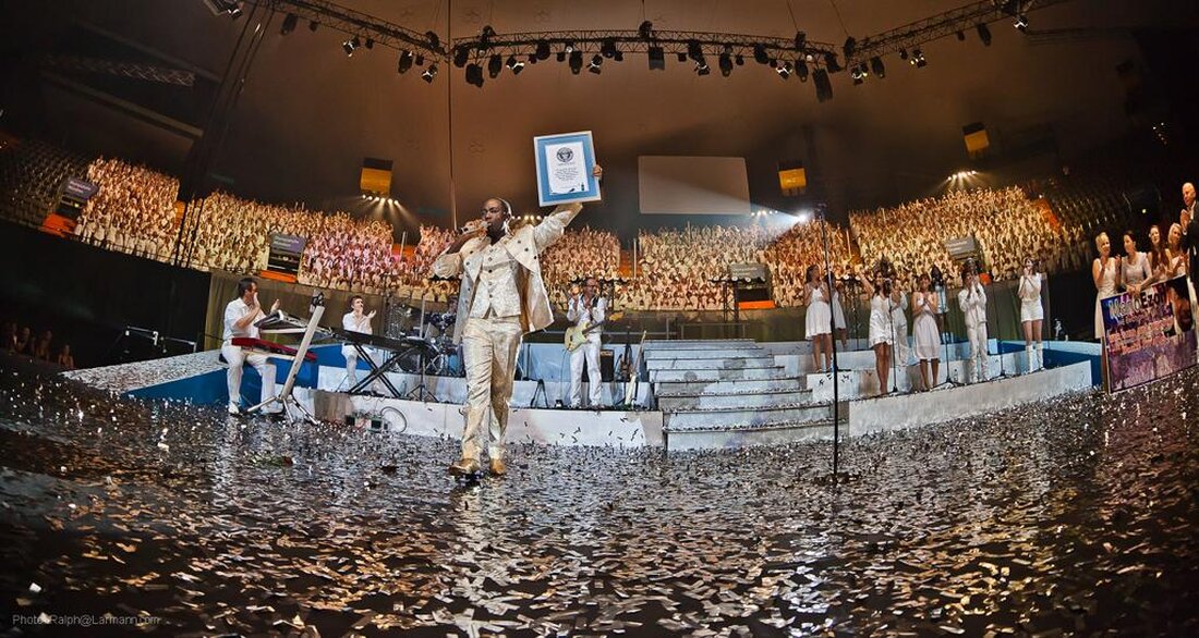 Weiden. Mano Michael gibt am 28. November in Weiden ein Konzert mit dem Schulchor des Augustinus Gymnasiums und sucht 100 Sänger aus der Umgebung. Workshops beginnen am 27. Juni 2025.