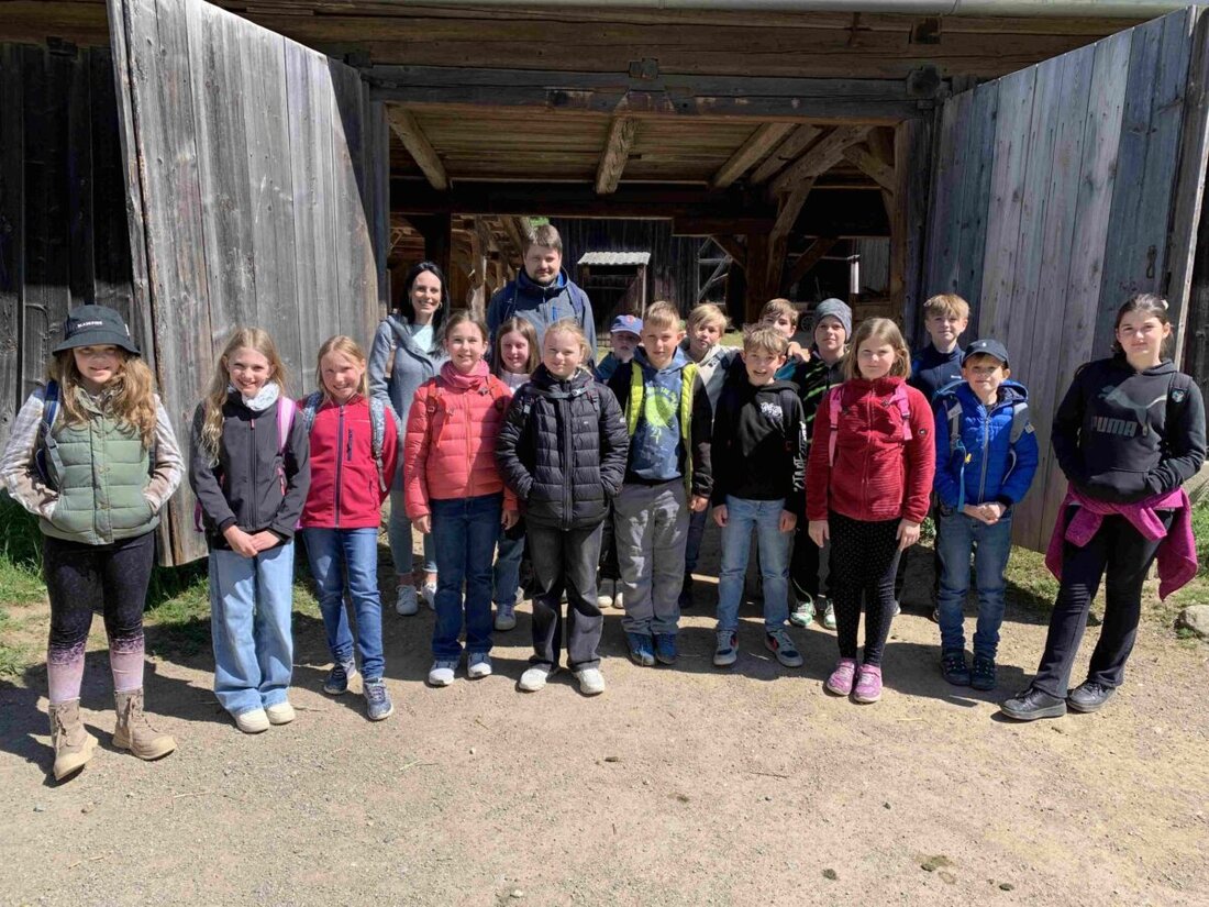 Neusath-Perschen. Während der Weltwasserwoche 2025 besuchten die Klassen 4a und 4b der Grundschule Erbendorf das Oberpfälzer Freilandmuseum, wo sie die Bedeutung von Wasser erkundeten. Sie erlebten praktische Demonstrationen zum historischen und gegenwärtigen Wasserverbrauch, Bodenschutz und entdeckten die Vielfalt des Lebens in heimischen Gewässern.