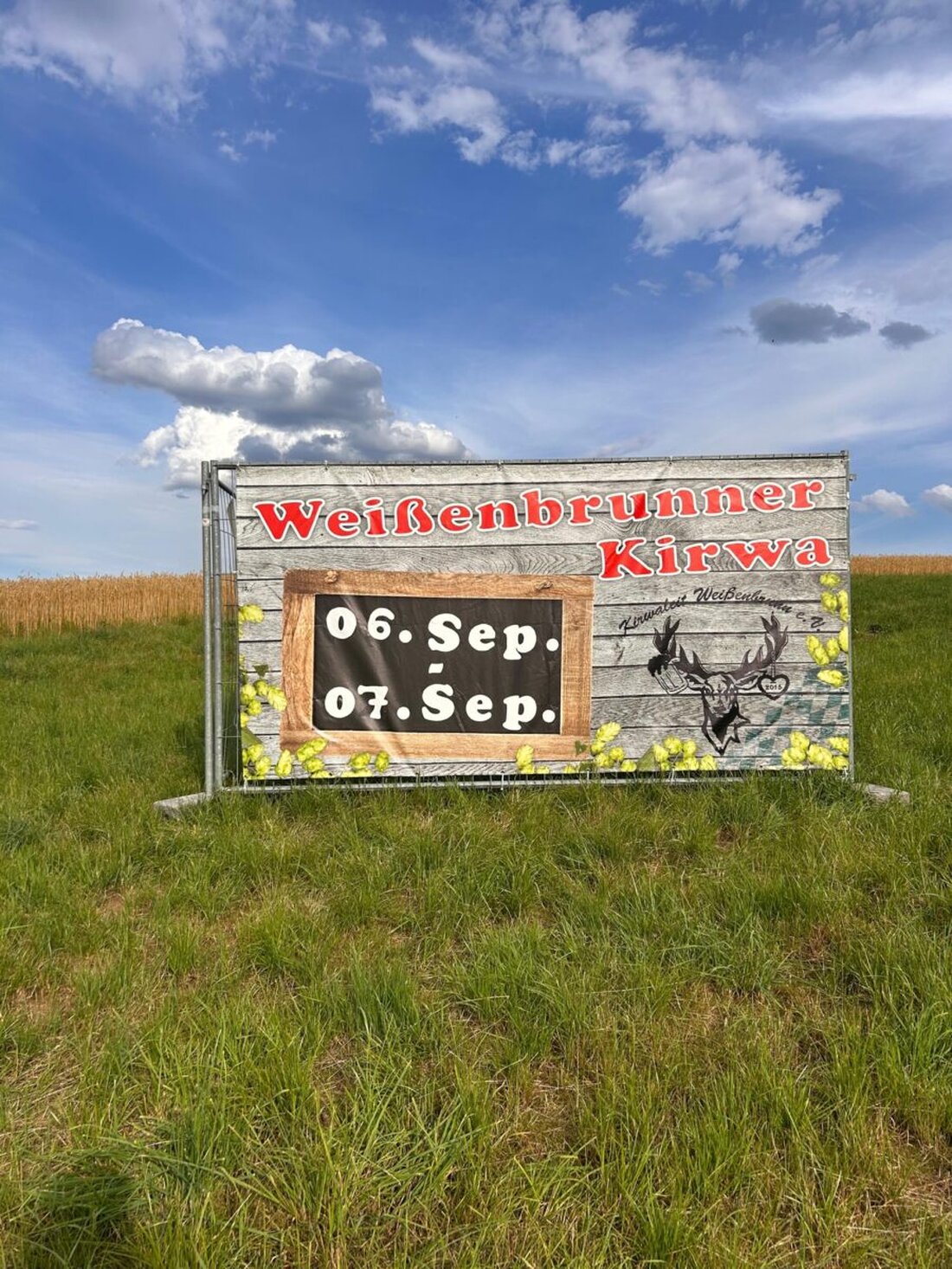 Kohlberg. Wohin mit der Werbung? Das fragen sich die Organisatoren der Weißenbrunner Kirwa. Wie in den Jahren davor stellten sie eine Werbewand auf eine Wiese an der Staatsstraße von Weiden nach Hirschau, an die Hannersgrüner Kreuzung. Das ist nicht erlaubt, wie sich jetzt herausstellt.